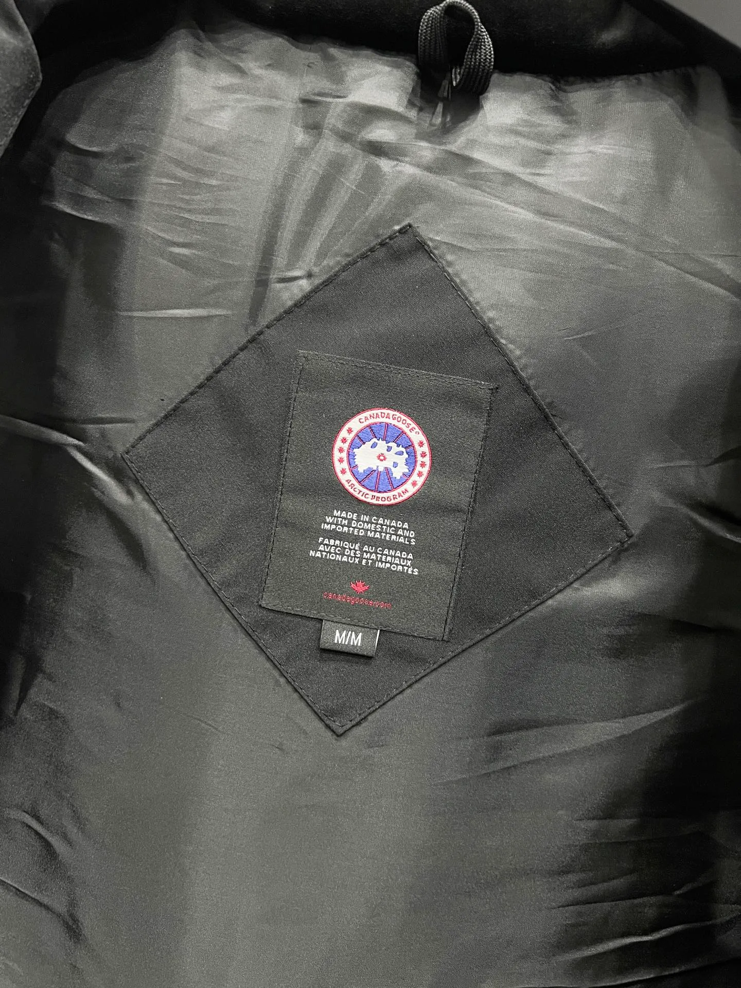 P330 model number: YC25 Canada goose/Canada Goose 4154M Freestyle Crew down vest, using international 50 down, genuine original clothing, pay attention to the version, YKK double zipper, velvet on the back collar, more warm, zippered hidden pocket on the inside, genuine mesh pockets on the inside. If you need to compare with the genuine product, check it out at any time. All accessories are made by the original factory. The fabric is molded and customized according to the original version. It can be restored by kneading it at will (fabric interpretation: the harder the fabric, the better the waterproof performance. Only those who buy the latest authentic version this year will notice the softness and comfort of the fabric. Soft fabrics are waterproof and have memory rebound function, which is the authentic fabric). The down is synchronized with genuine white duck down, fluffy and not clumps. The original version of Big Goose is white duck down. It is not the goose down boasted by the world's random copywriting. It can be verified through any official channel. Customized authentic YKK double zipper military-grade copper core zipper puller. High hardness and no jamming. The original smoothness is restored. The workmanship and wiring are all controlled by workers with more than ten years of service. They must be horizontal and vertical. No crookedness. The inner wiring density is more sophisticated. Feel free to compare. Big goose label. Collar label. Washed label. Hangtag. Zipper rope. Pocket label. Collar velvet. Buttons. All details are updated simultaneously with the original version. The best version. A fighter in a world-famous vest. Compare to the entire network. Color: Black White Navy Blue Gray Gray Gray Label Size: S-XXL